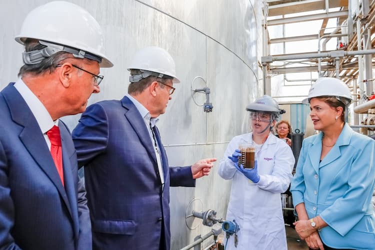 Dilma e Rubens Ometto observam etanol de segunda geração