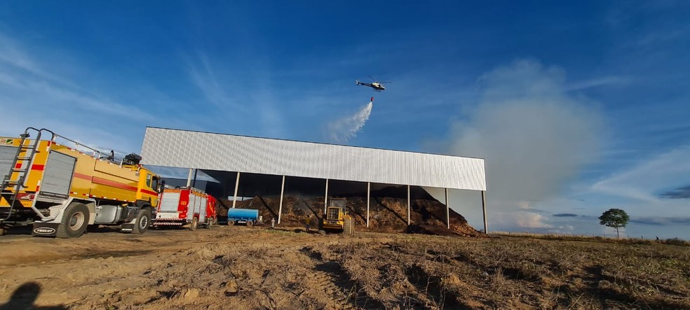 Incêndio atinge destilaria em Sorriso (MT) e bombeiros usam helicóptero para lançar água