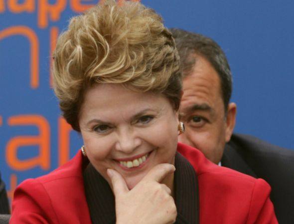 dilma ri pensativa-110113