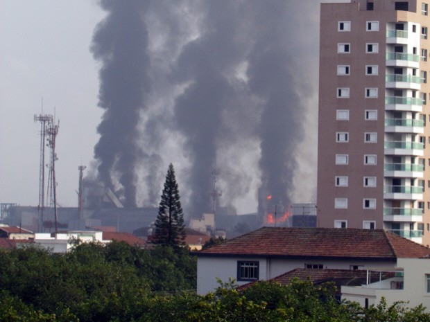 Armazéns da Copersucar pegando fogo e sinais de fumaça