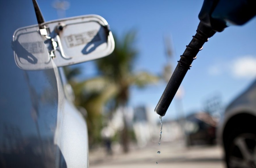 abastecimento-posto-bomba-carro-240114