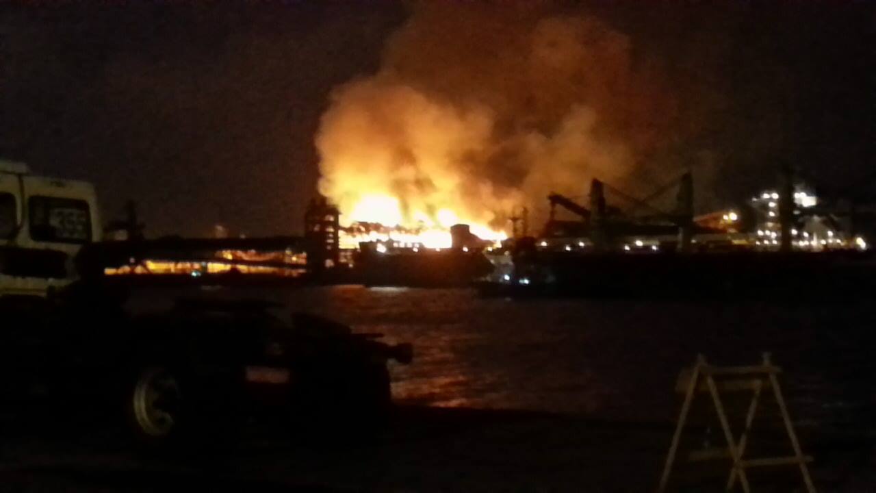 Incêndio destrói armazém de açúcar no Porto de Santos