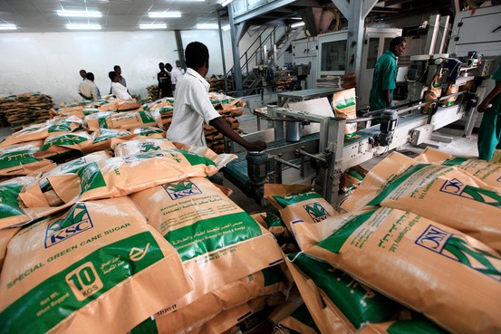 Açucar refinado é produzido em uma usina no Sudão, que está tentando ampliar suas exportações do produto