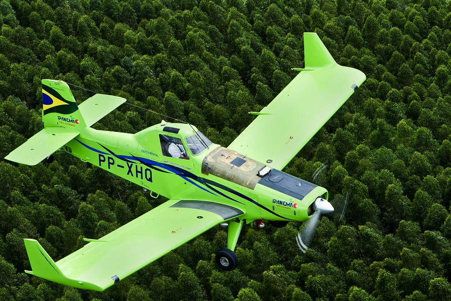 Avião agrícola movido a etanol completa 10 anos