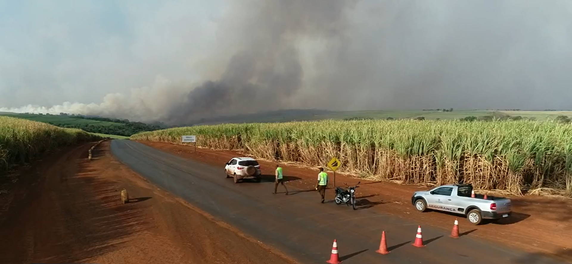 Incêndio de grandes proporções atinge área rural de Batatais (SP)