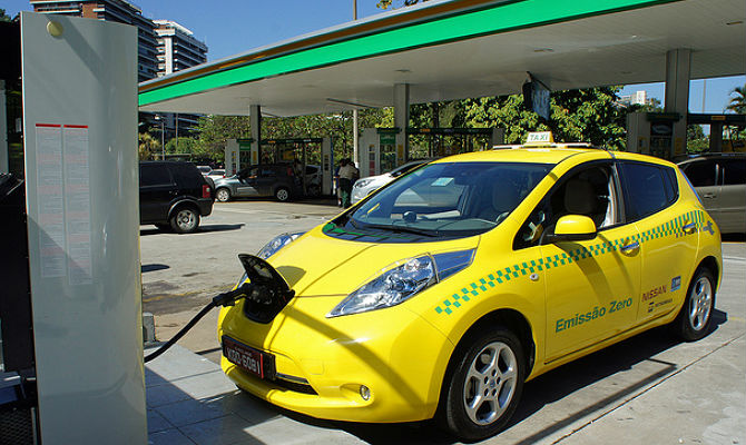 Carro eletrico nissan leaf