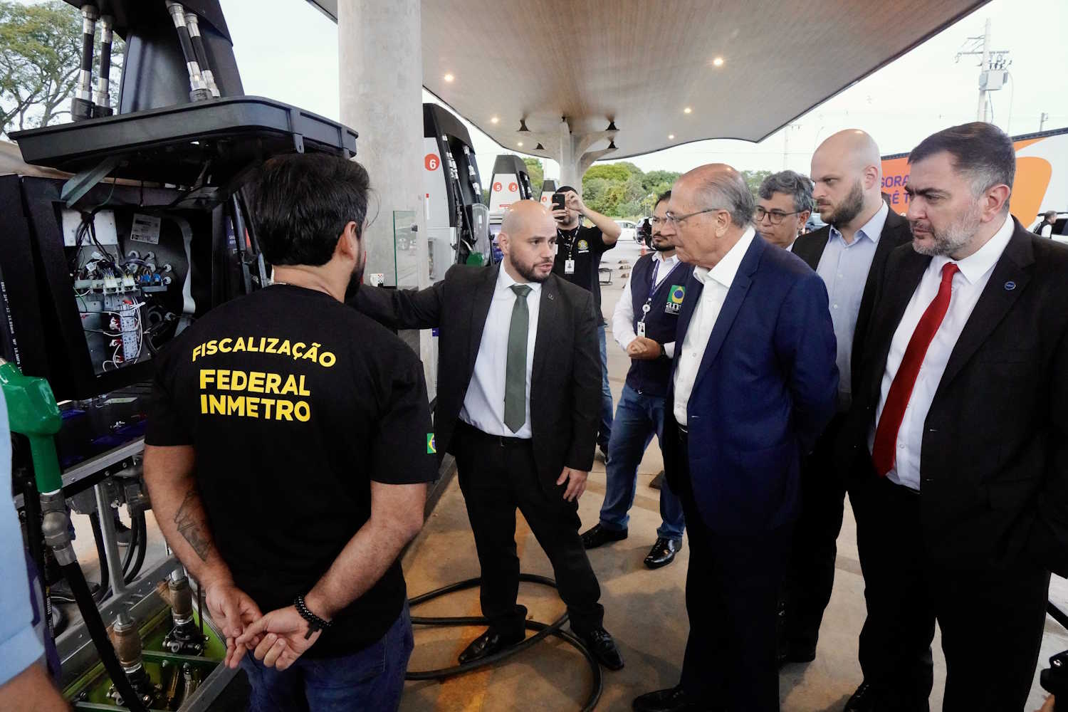 Inmetro e ANP fazem operação nacional contra fraudes em postos de combustíveis