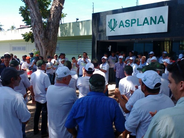 Plantadores de cana em Alagoas protestam por pagamento de dívida