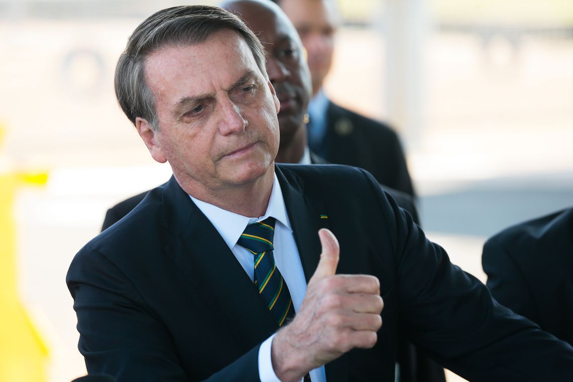 Bolsonaro diz estar 'fazendo o possível' para reduzir preços do combustível