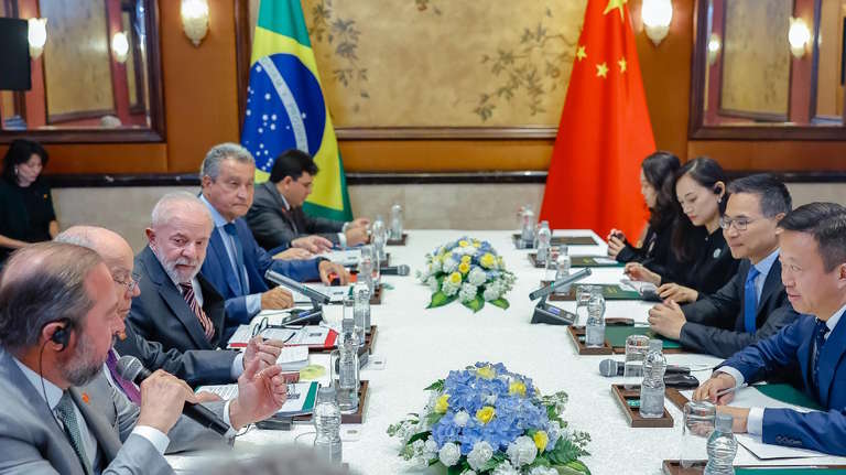 Ministro assina acordo com China sobre energia renovável e tecnologias de baixo carbono