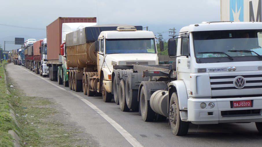 Petroleiros apoiam protesto de caminhoneiros em ação contra preço de combustível
