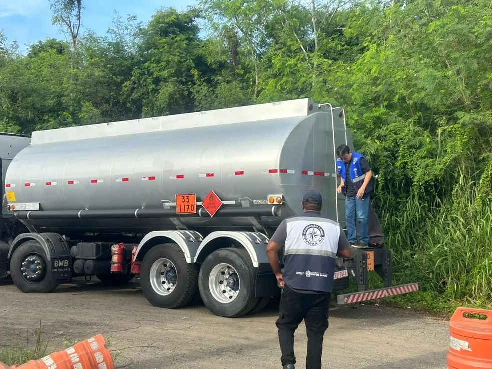 Fiscais apreendem 46 mil litros de etanol durante operação na BR-116, em Teresópolis (RJ)