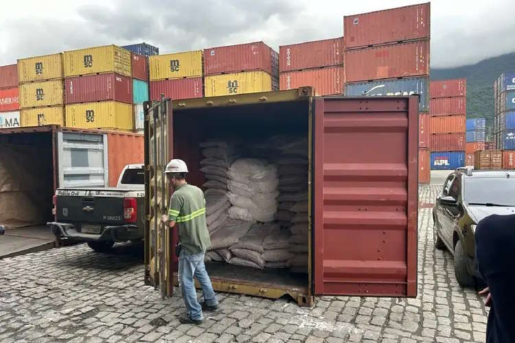 Polícia acha meia tonelada de cocaína em contêiner de açúcar no litoral de São Paulo
