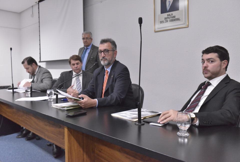 Base de governo considera rejeitar projeto que reduz incentivos para etanol em Goiás