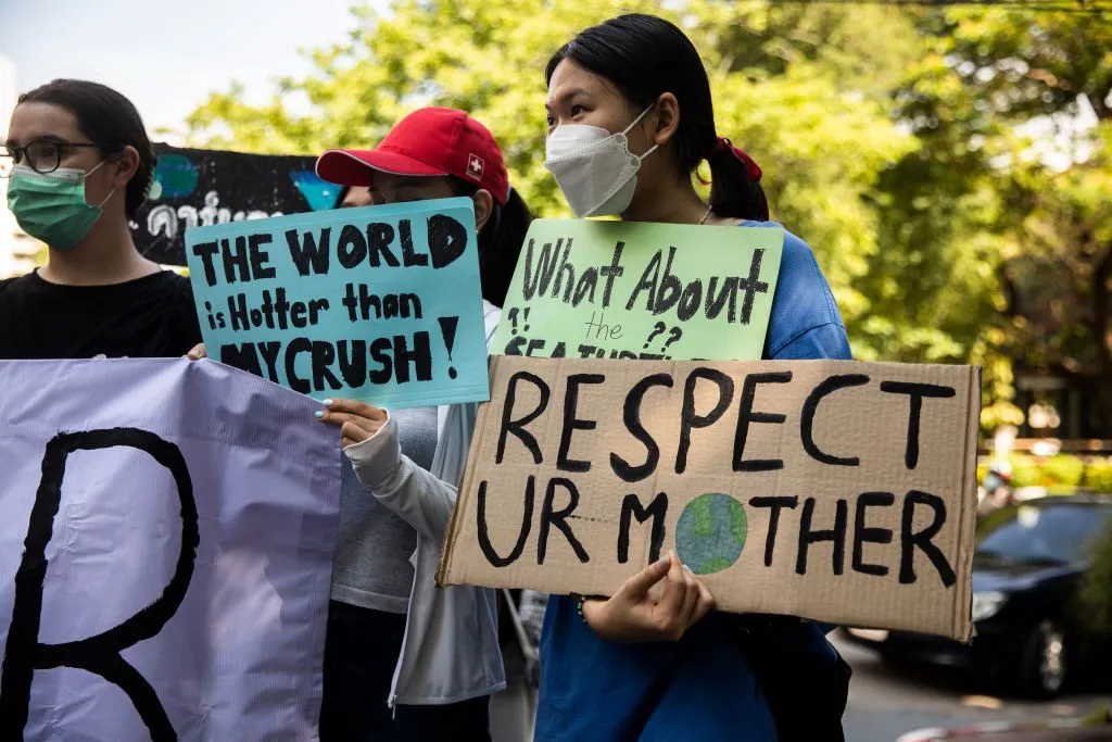 No Dia da Terra, ativistas climáticos protestam contra combustíveis fósseis