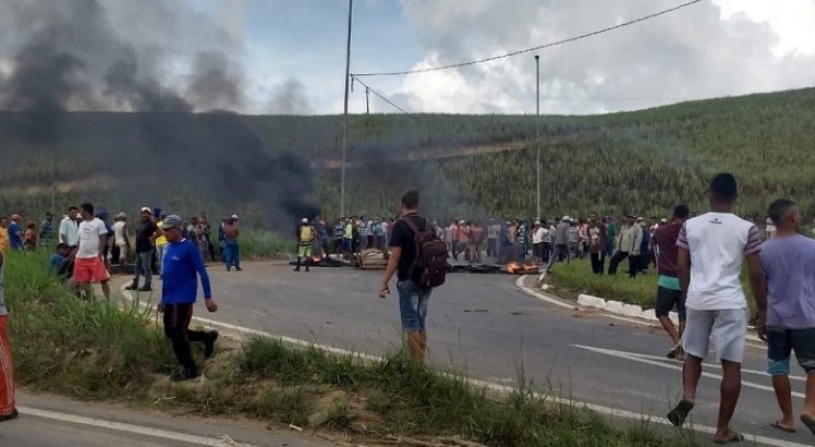 Em greve, canavieiros de Pernambuco realizam protesto e bloqueiam BR-101