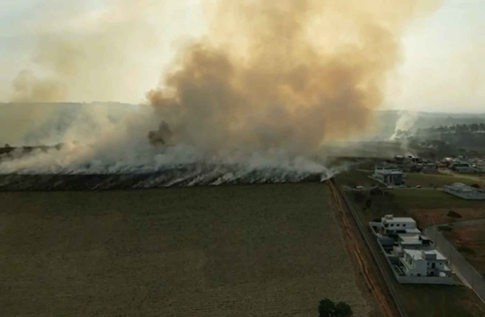 Após mais de 24h de combate às chamas, incêndio em Caçapava (SP) é controlado