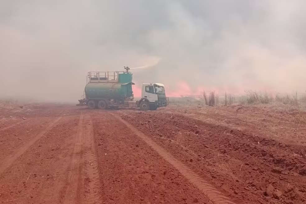 Incêndio de grandes proporções em canavial encobre divisa de MS e GO com fumaça