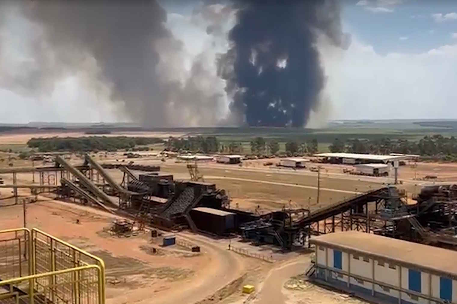 Brigadistas combatem incêndio em plantação de cana próximo à usina da Atvos
