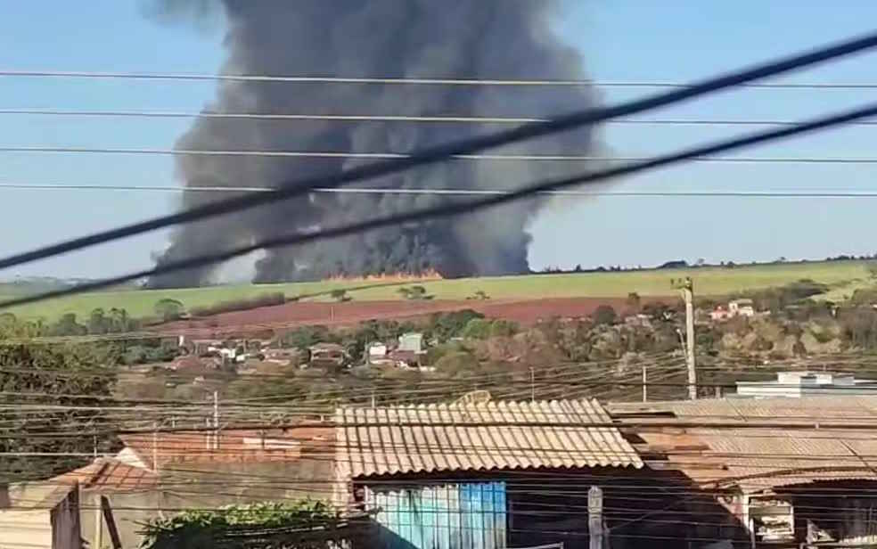 Incêndio de grandes proporções atinge canavial e fumaça cobre Igarapava (SP)
