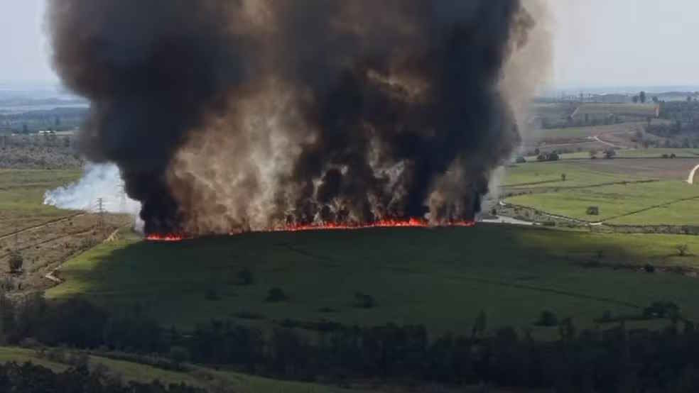 Incêndio atinge plantação de cana-de-açúcar em Itu (SP)