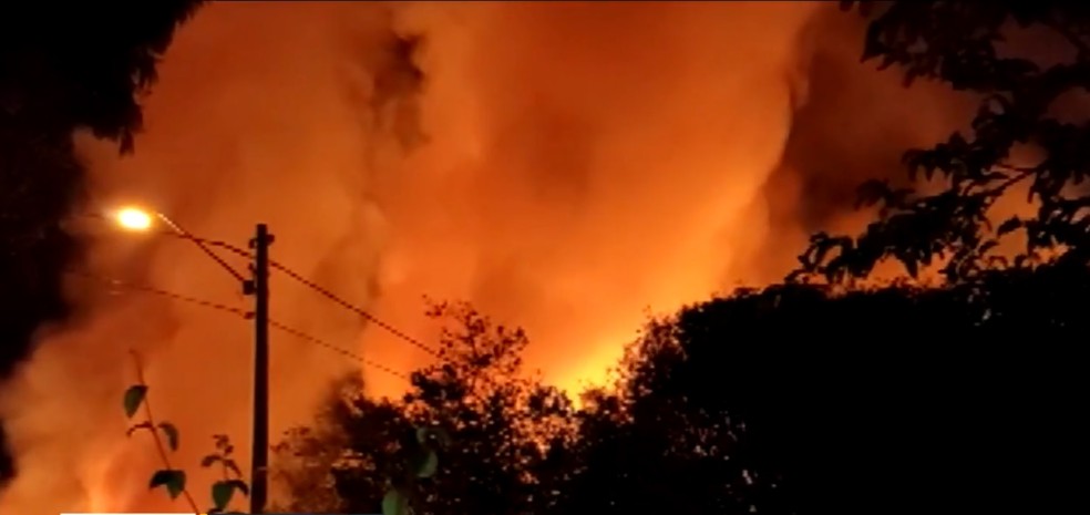 Incêndio em plantação de cana é controlado por bombeiros em Nova Odessa (SP)
