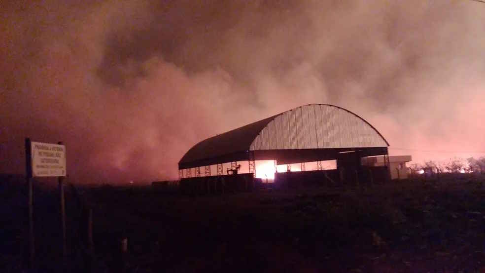 Incêndio atinge plantação de cana e barracão da prefeitura em Santa Cruz do Rio Pardo (SP)