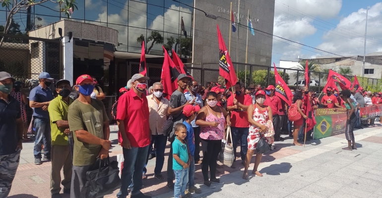 Protesto em Maceió (AL) cobra desapropriação de terras das usinas Guaxuma e Laginha