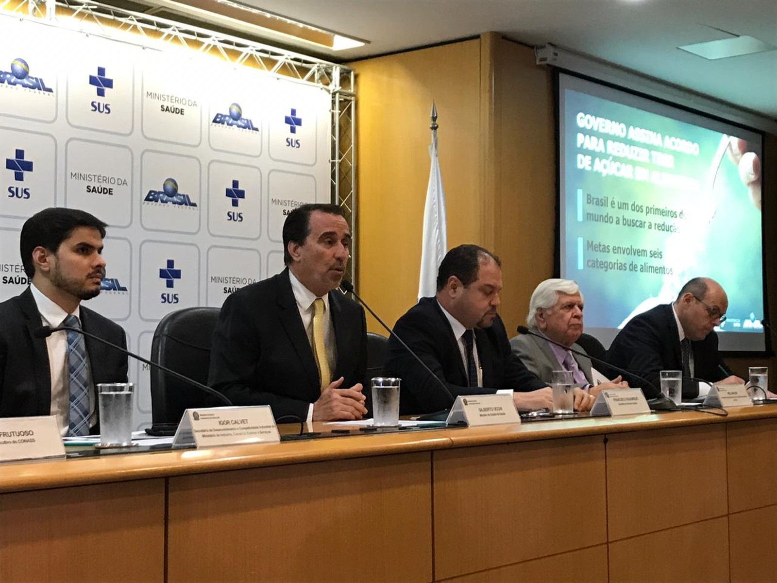 Brasil assina acordo para reduzir 144 mil toneladas de açúcar dos alimentos