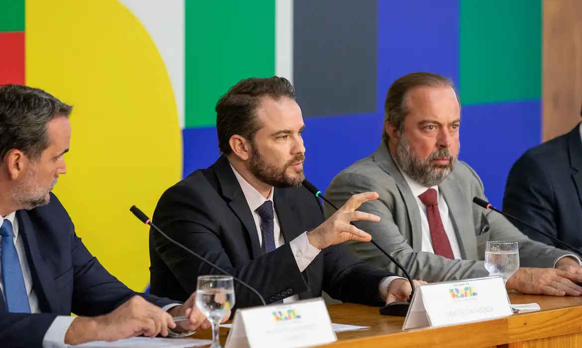 Pacote do governo para conter alta dos combustíveis inclui subsídios e isenções