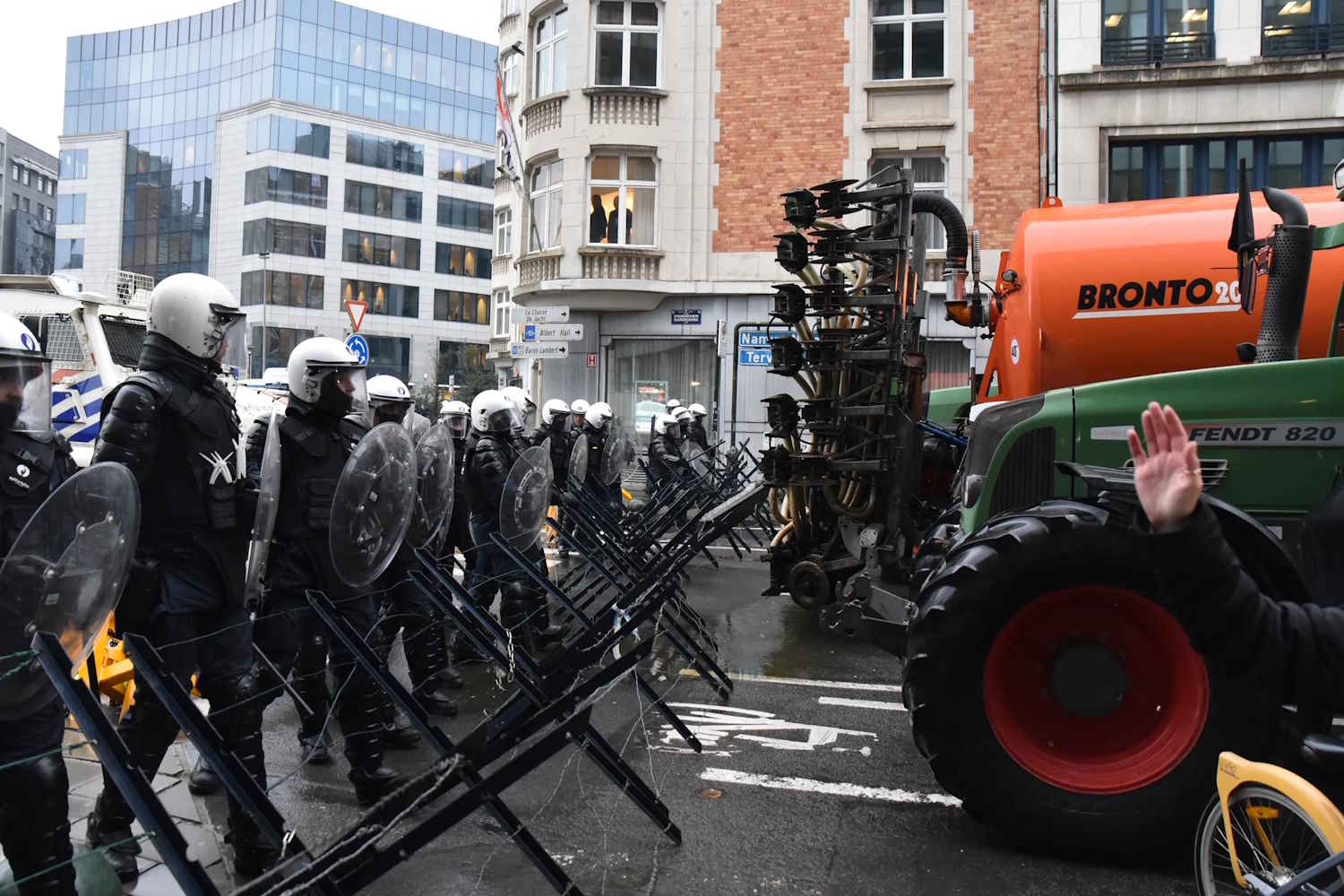 Agricultores protestam na sede da UE, onde ministros de agricultura se reúnem