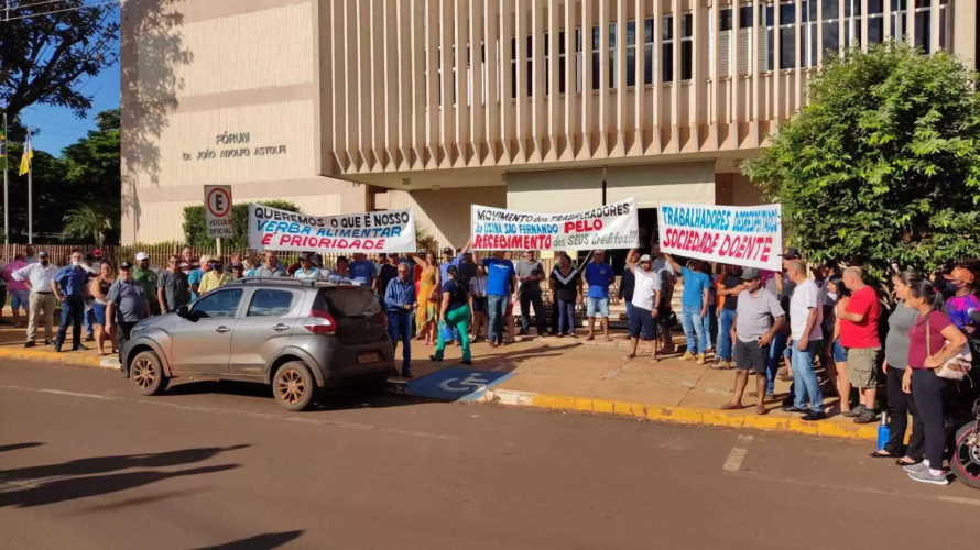 Ex-funcionários da usina São Fernando fazem protesto exigindo prioridade em acerto