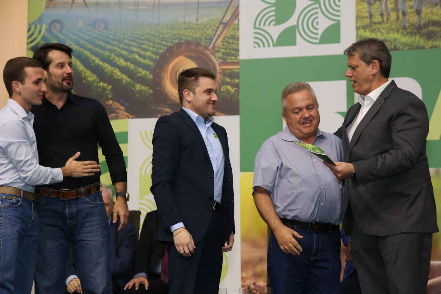 SP anuncia pacote de R$ 340 milhões para o agro e premia municípios com melhores práticas