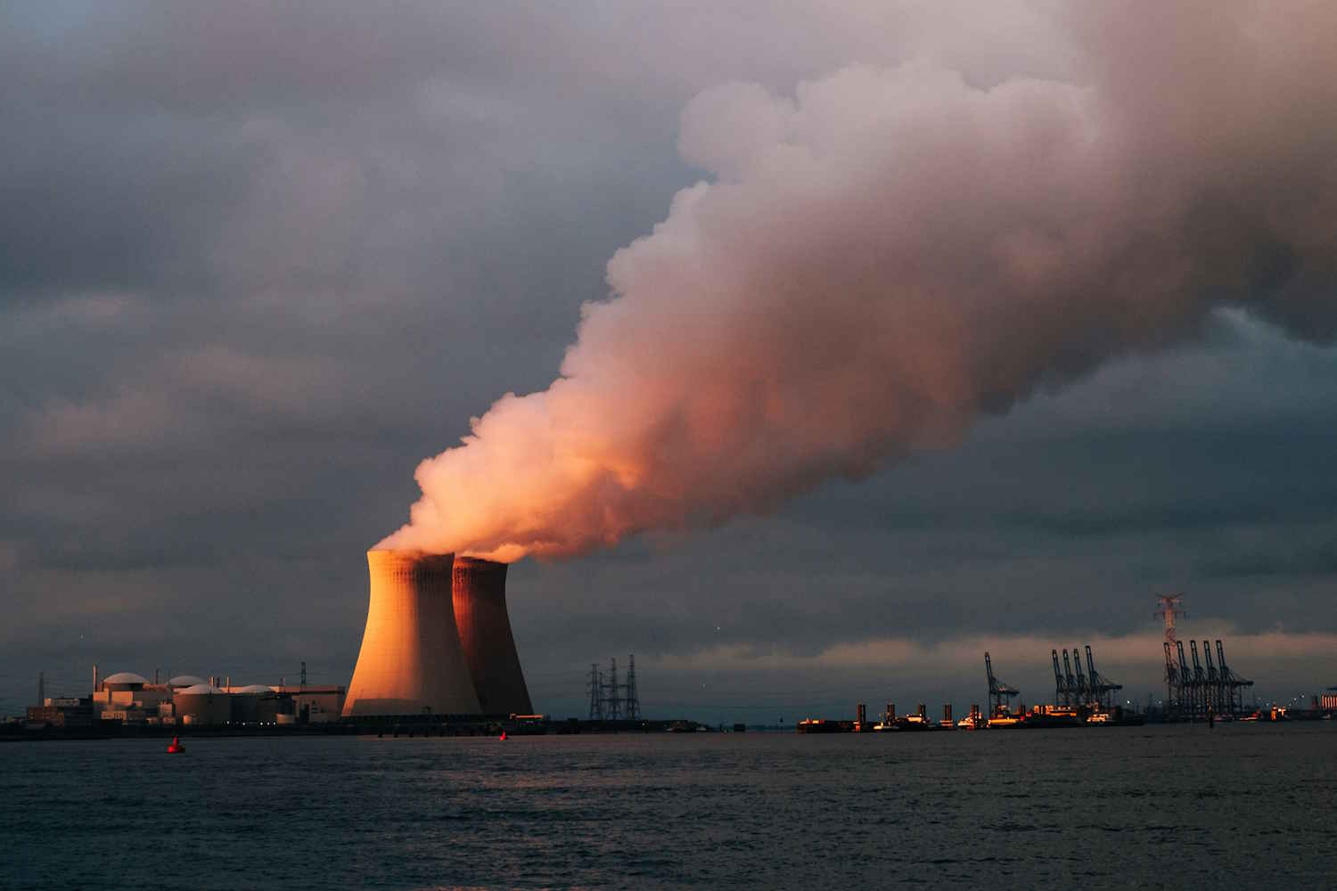 Seca dos rios e calor extremo desafiam a produção de energia nuclear na Europa