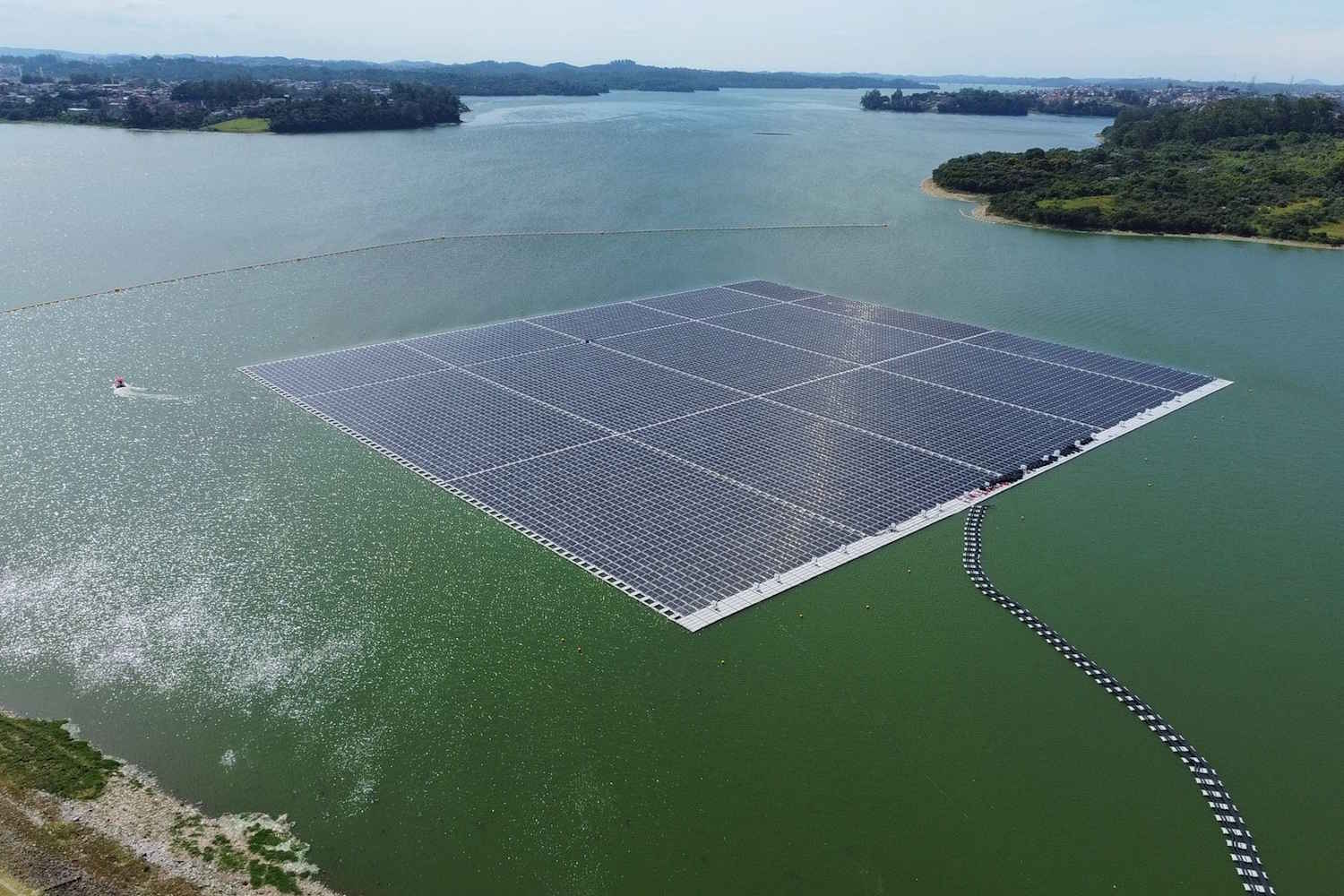 Brasil tem potencial viável de até 24 GW de usinas solares flutuantes, diz PSR