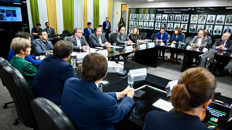 MME se reúne com setor de renováveis para discutir cortes na geração de energia