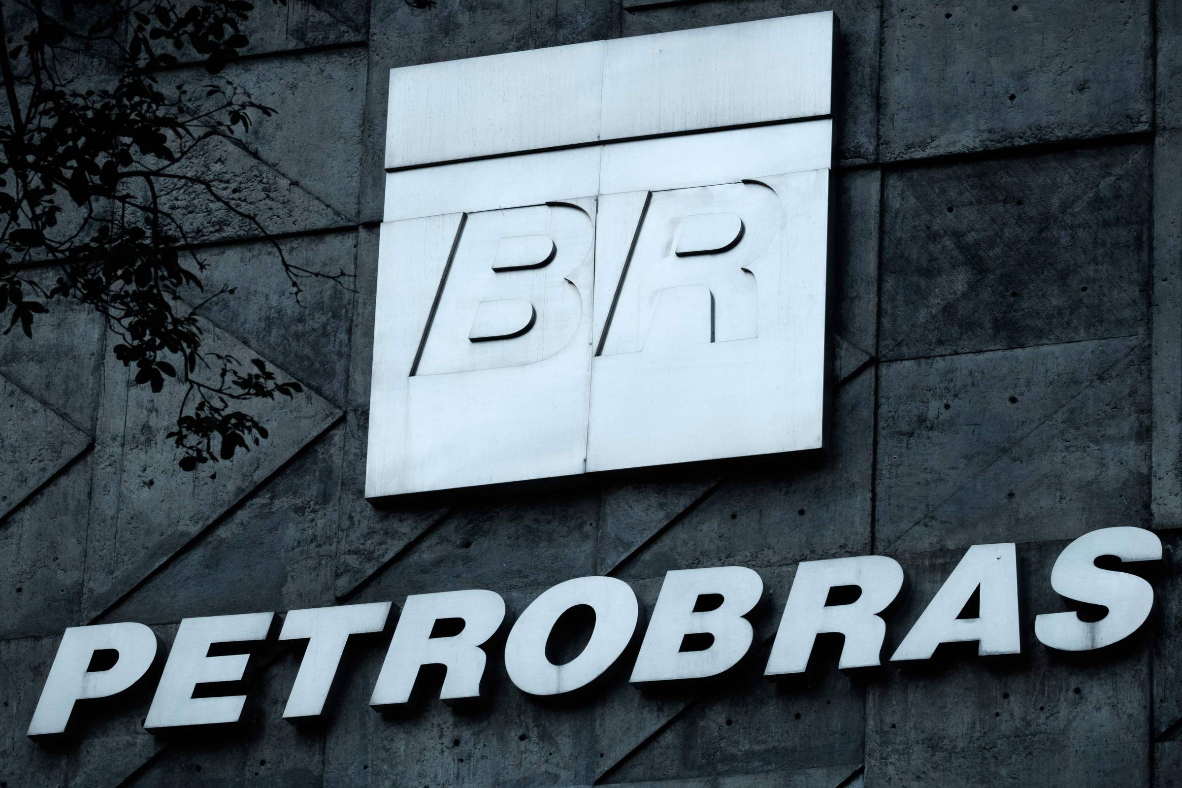 Petrobras obtém autorização para vender 80 mi litros de etanol acumulados de dutos