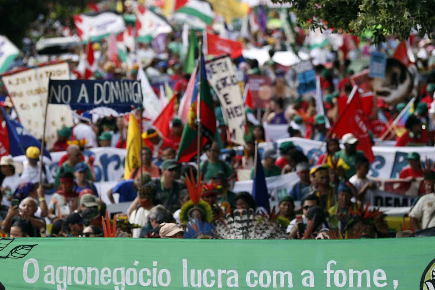 Cúpula debate combustíveis fósseis e acordo final enquanto indígenas lutam pela floresta