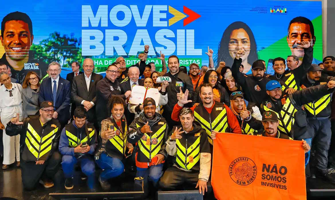 Lula cria programa de R$ 30 bilhões para motoristas de aplicativos e taxistas