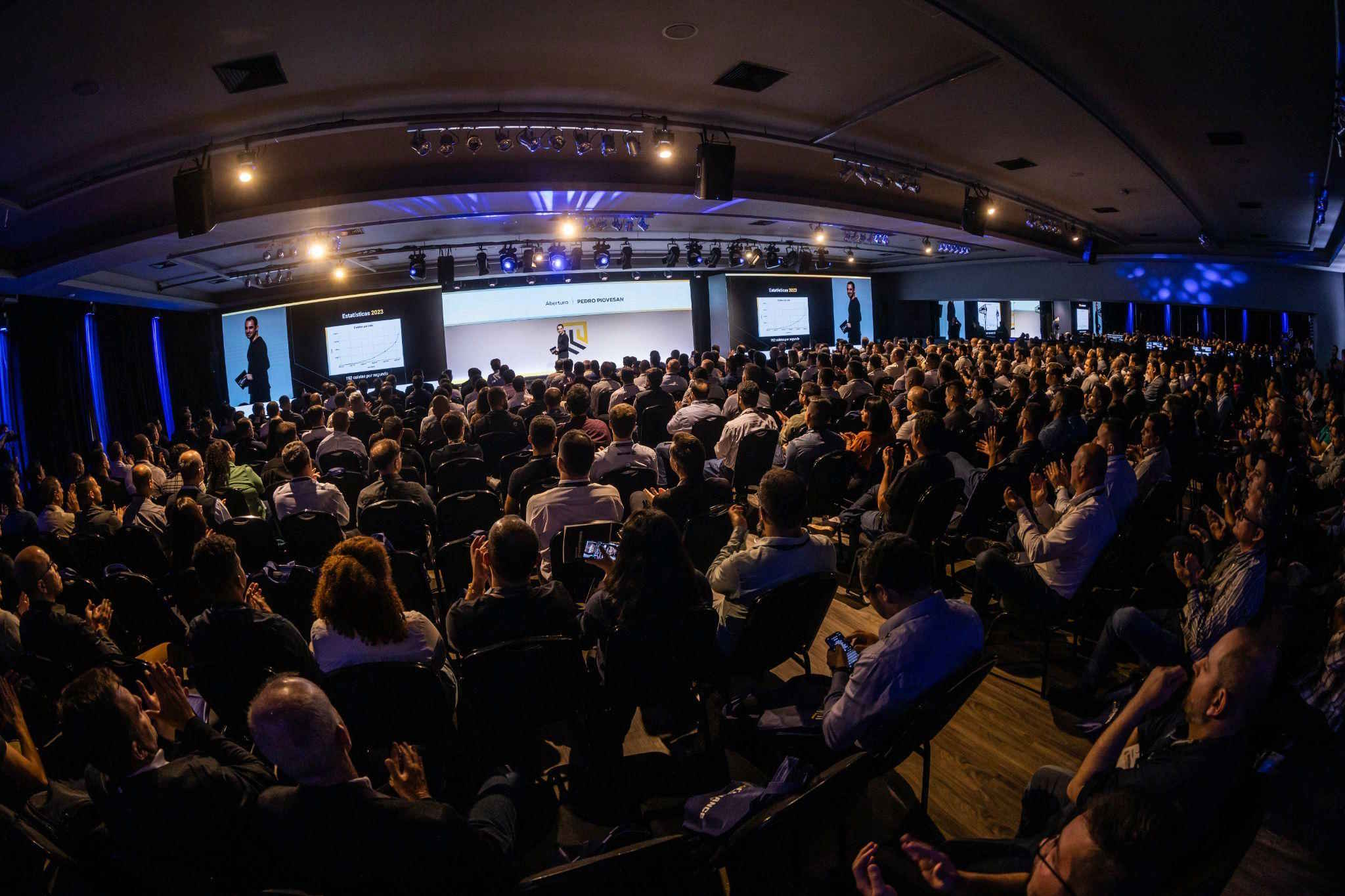 Evento reúne gigantes industriais para debater tecnologia e competitividade na Indústria 4.0