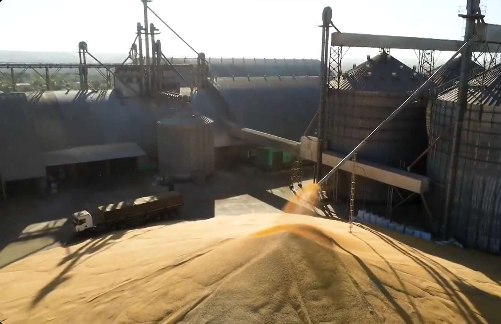 Falta de silos de armazenamento ameaça superprodução de grãos no Centro-Oeste