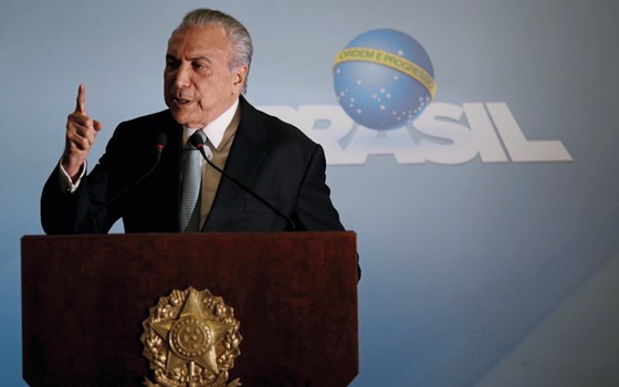 Michel temer carregando a republica