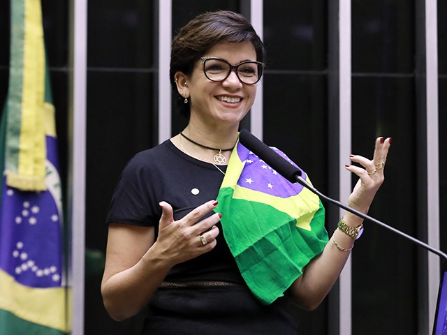 Deputada Alê Silva quer limitar reajuste de combustíveis nos postos