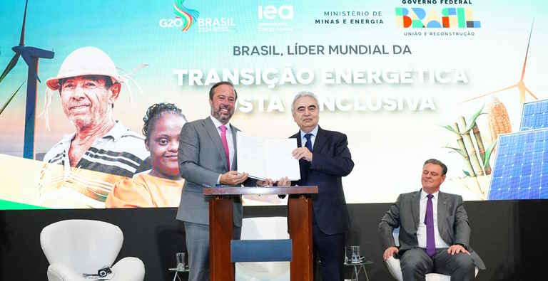 Alexandre Silveira assina plano de trabalho para transição energética com a IEA