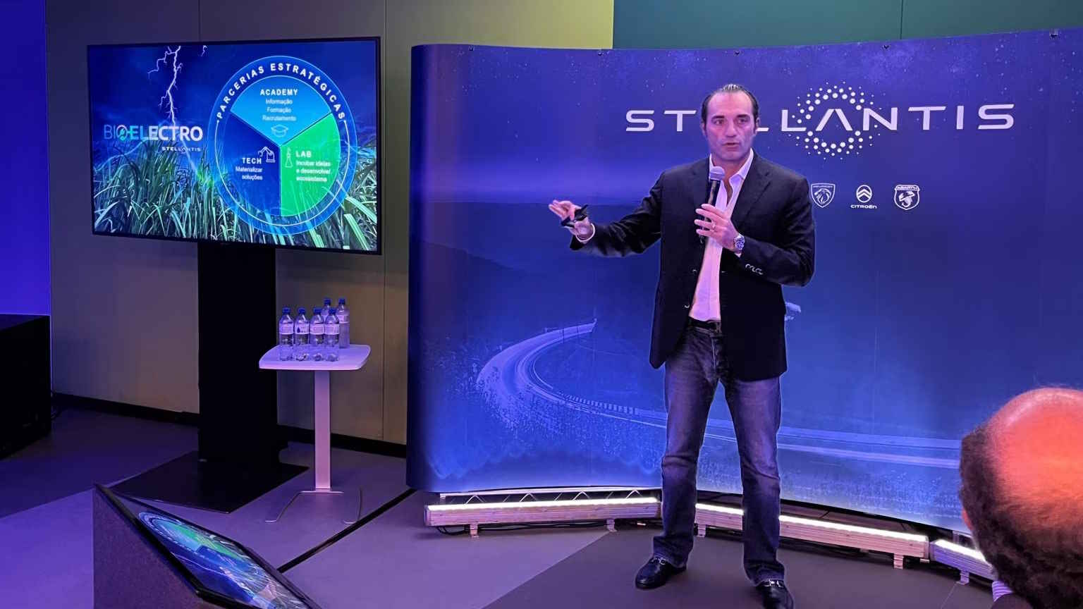 Stellantis crava volta do motor a etanol em carro híbrido no Brasil