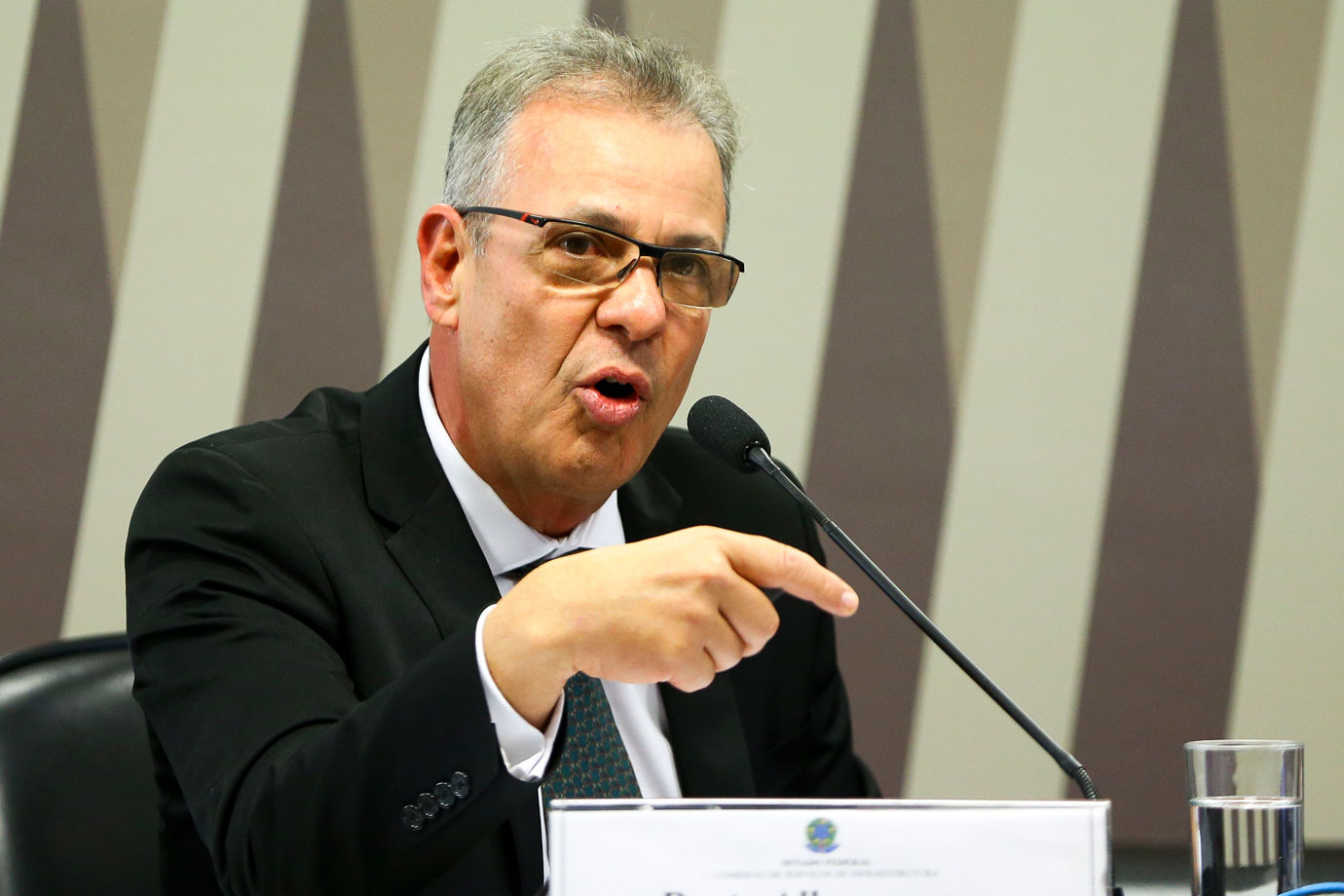 Mudança em impostos sobre combustíveis deve ser discutida na reforma tributária, diz ministro