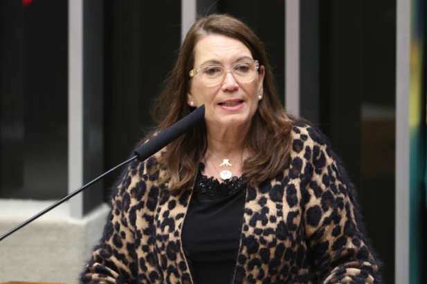 Bia Kicis quer suspender medida que autoriza 32% de etanol na gasolina