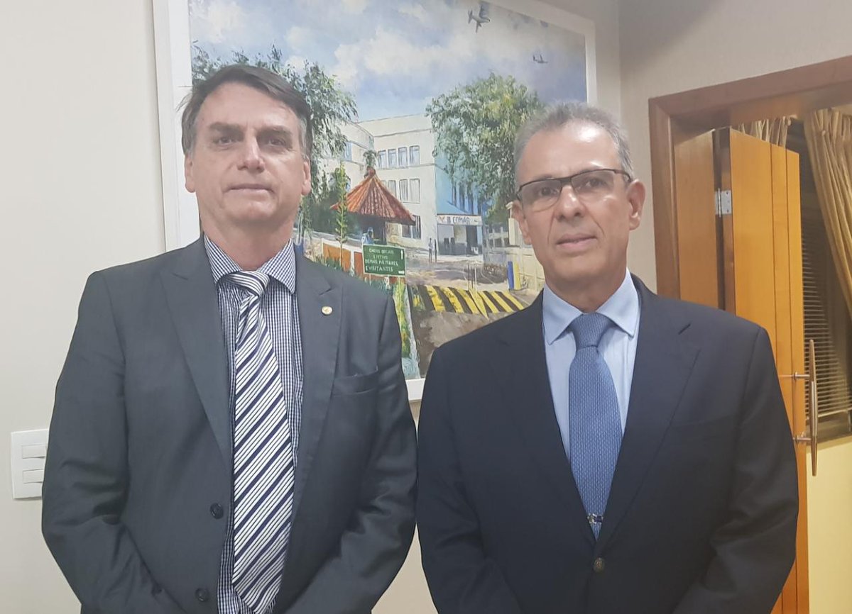 Bolsonaro surpreende e indica almirante da área nuclear para Minas e Energia