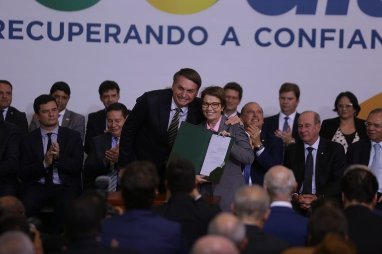 Bolsonaro assina decreto que revoga zoneamento agroecológico da cana-de-açúcar