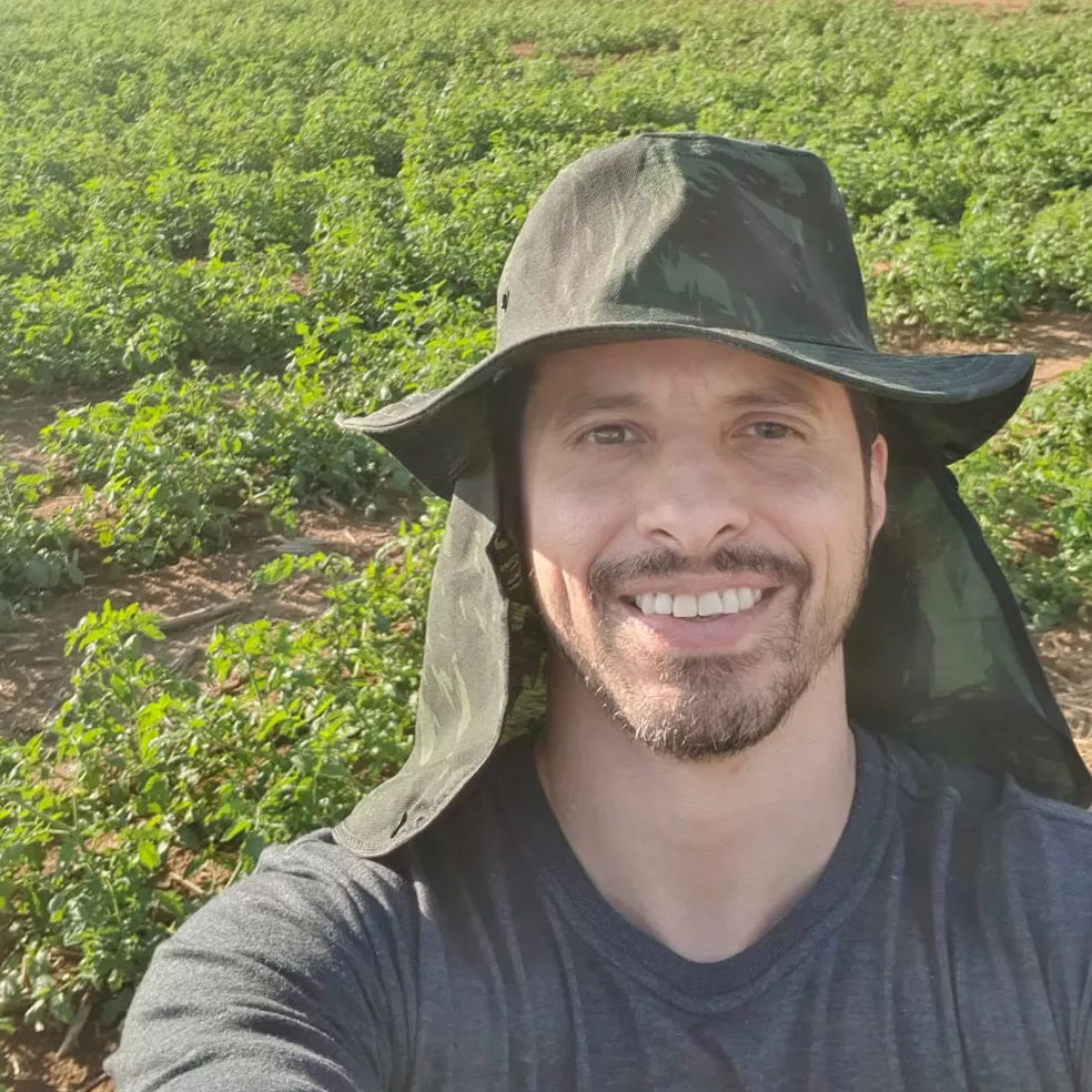 Professor da UnB recebe prêmio de inovação por biofertilizante que usa nanotecnologia